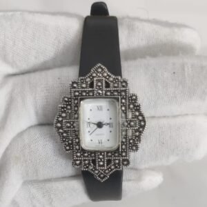 Avon Stainless Steel Back Fancy Ladies Wristwatch 3