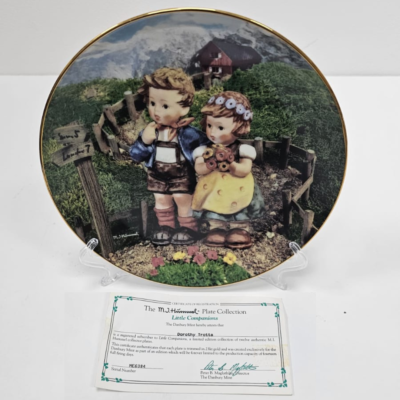 Vintage M.I. Hummel Plate Collection Country Crossroads 23kt Gold Trimmed On Border With Certificate 8″