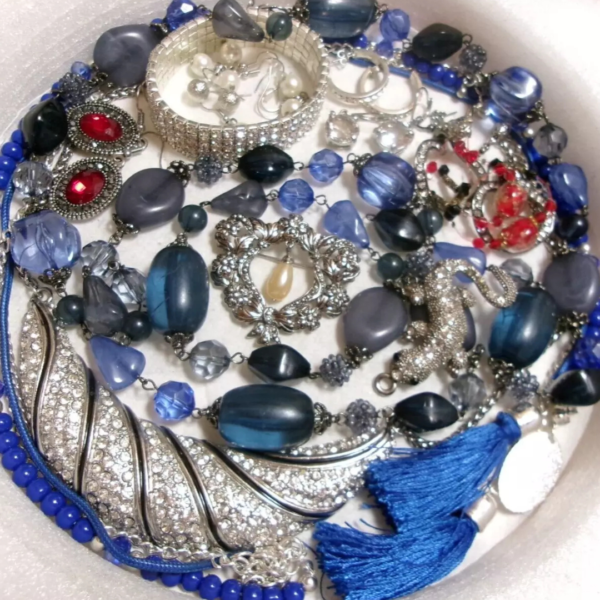 VINTAGE-NOW JUNK COSTUME JEWELRY LOT~RHINESTONE MULTI~FOR WEAR, CRAFTS, OR PARTS